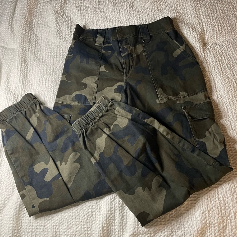 🚨MARKDOWN! Wild Fable camo print pants size Medium, elasticized cuffed ankles